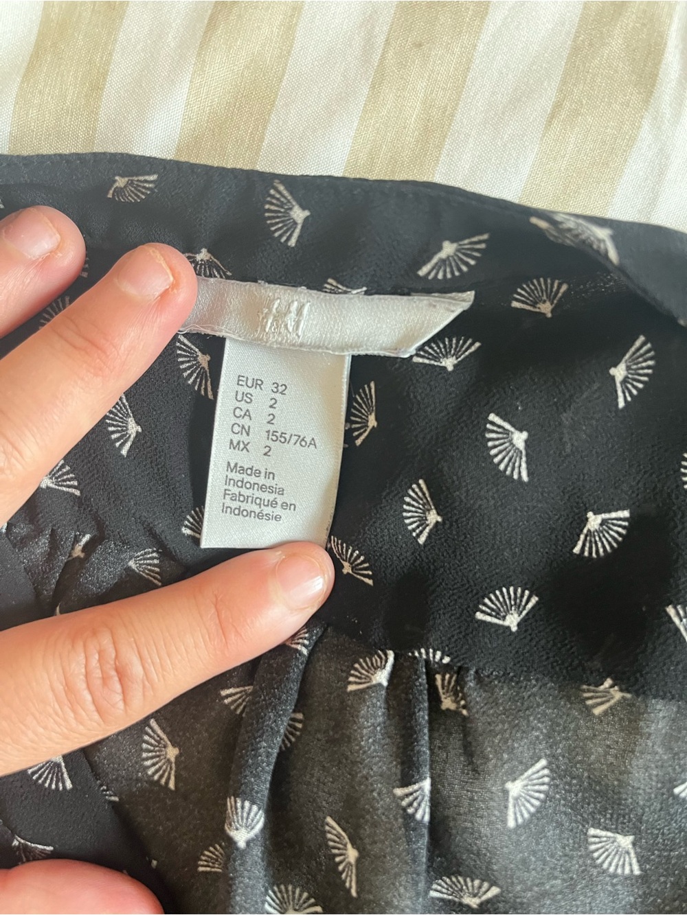 H&M Black Geometric Print Pleated Pintuck Blouse Size 2 - Picture 9 of 10